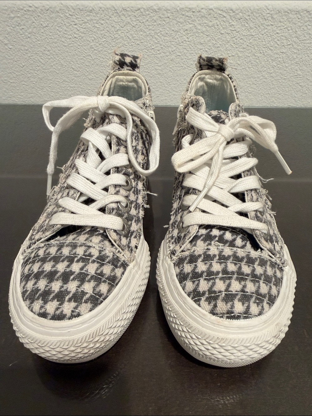 Blowfish Women’s Houndstooth Malibu Wedge Sneaker          Black/White. - Picture 3 of 12